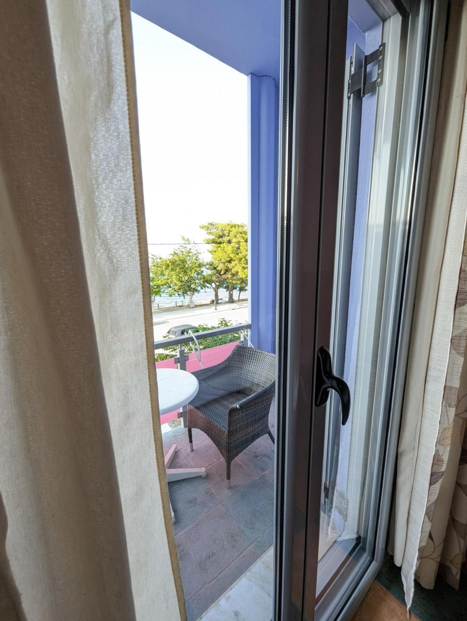 Okeania Seafront Rooms In Kamena Vourla Buitenkant foto