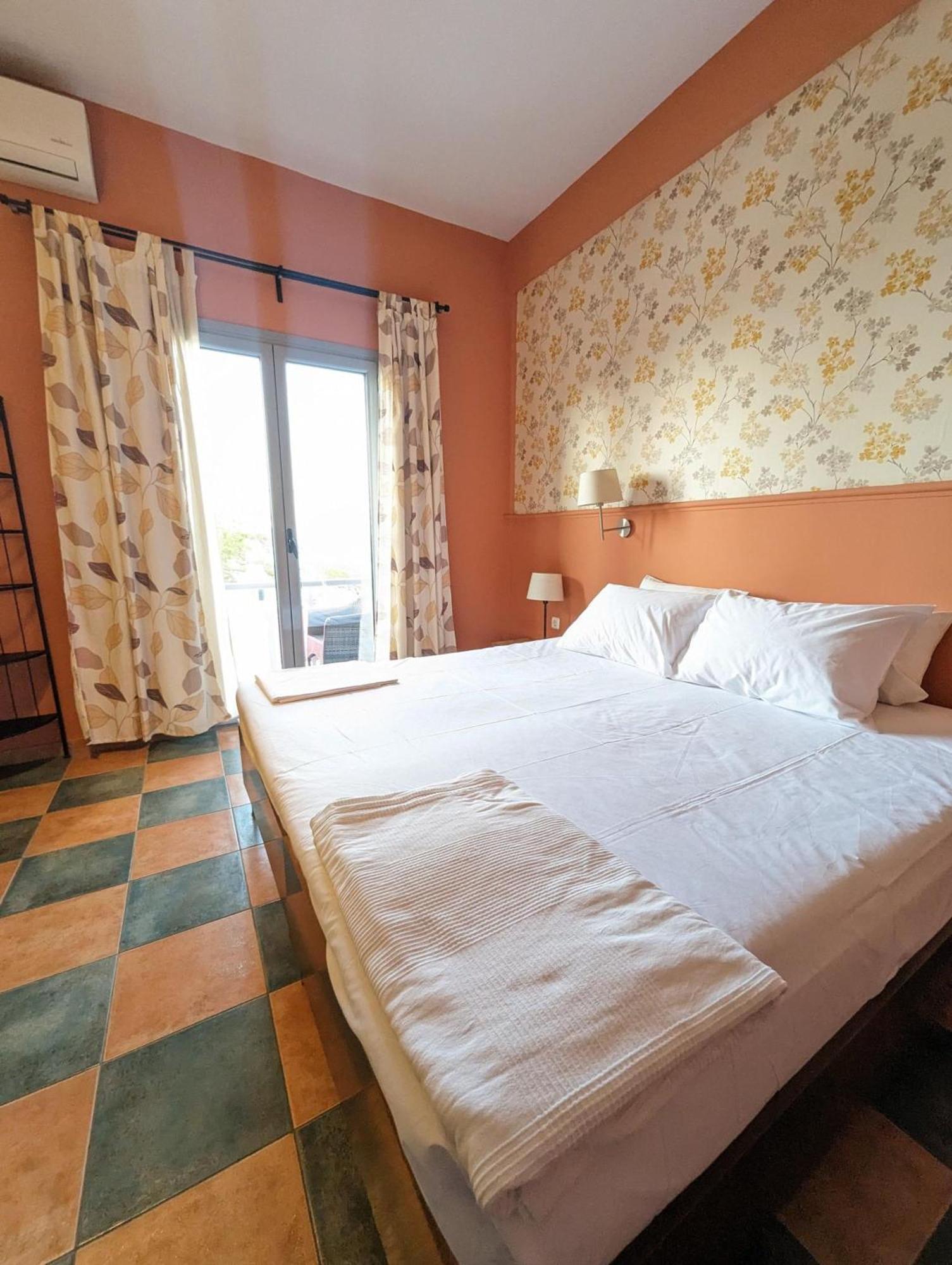 Okeania Seafront Rooms In Kamena Vourla Buitenkant foto