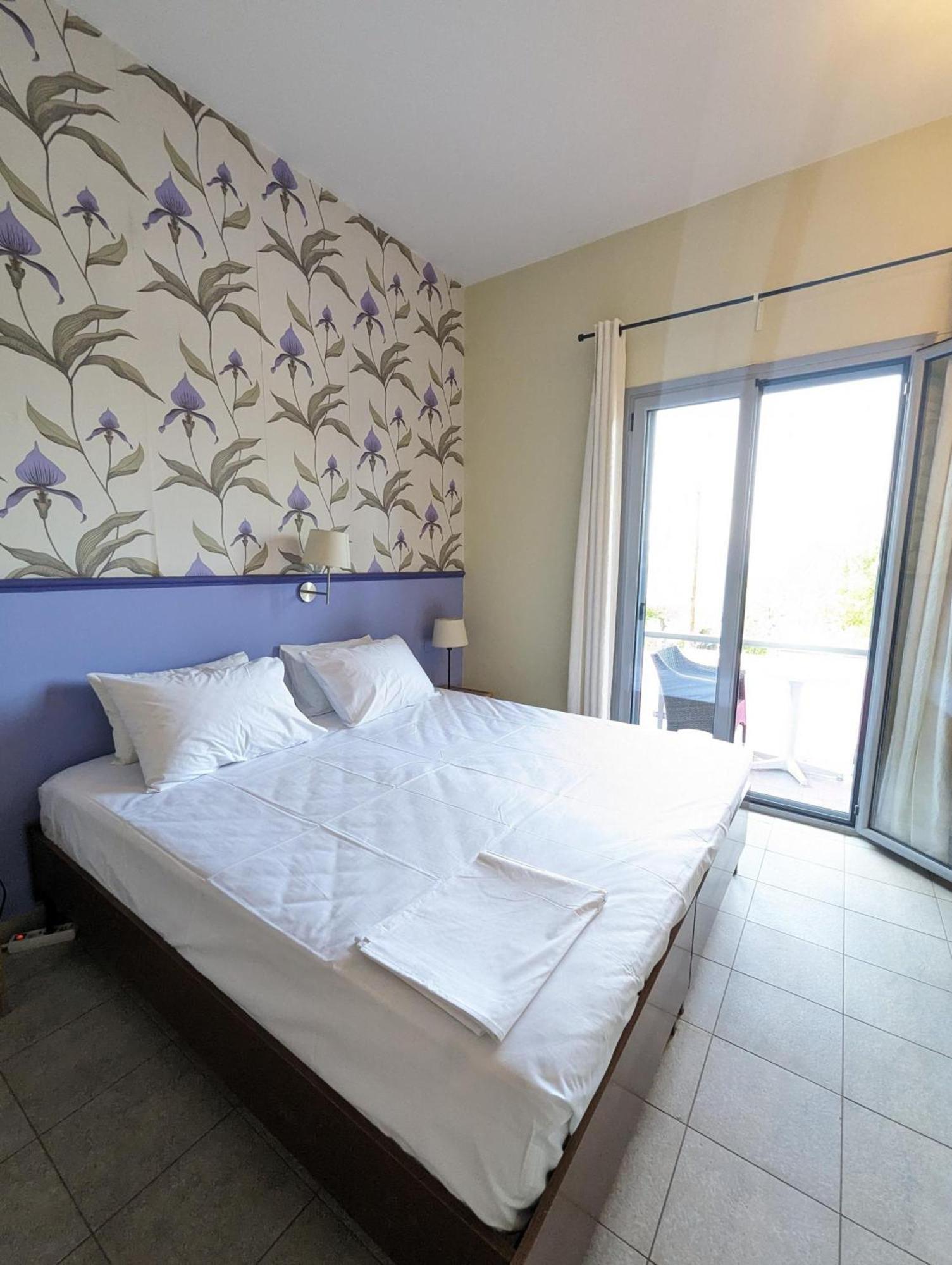Okeania Seafront Rooms In Kamena Vourla Buitenkant foto