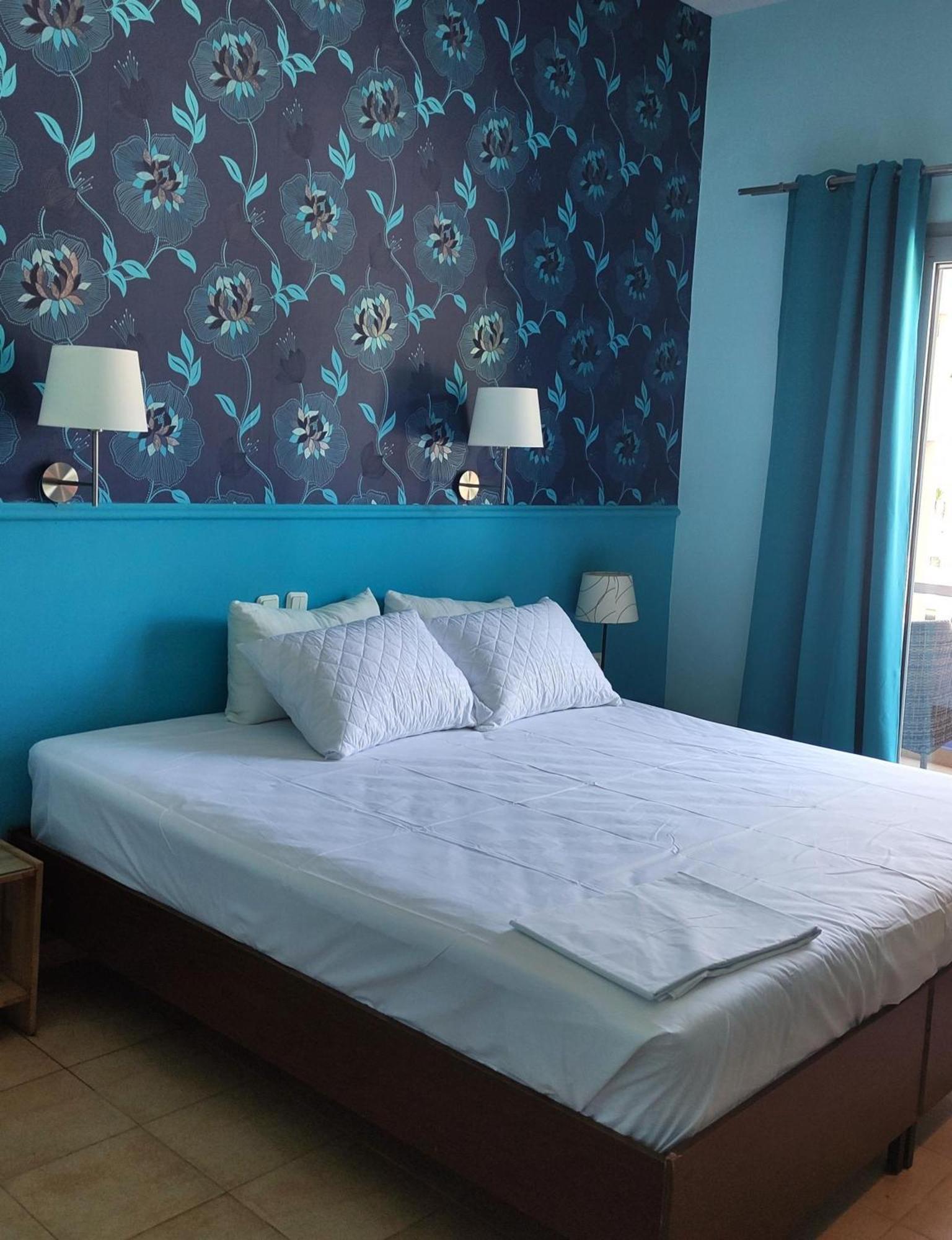 Okeania Seafront Rooms In Kamena Vourla Buitenkant foto