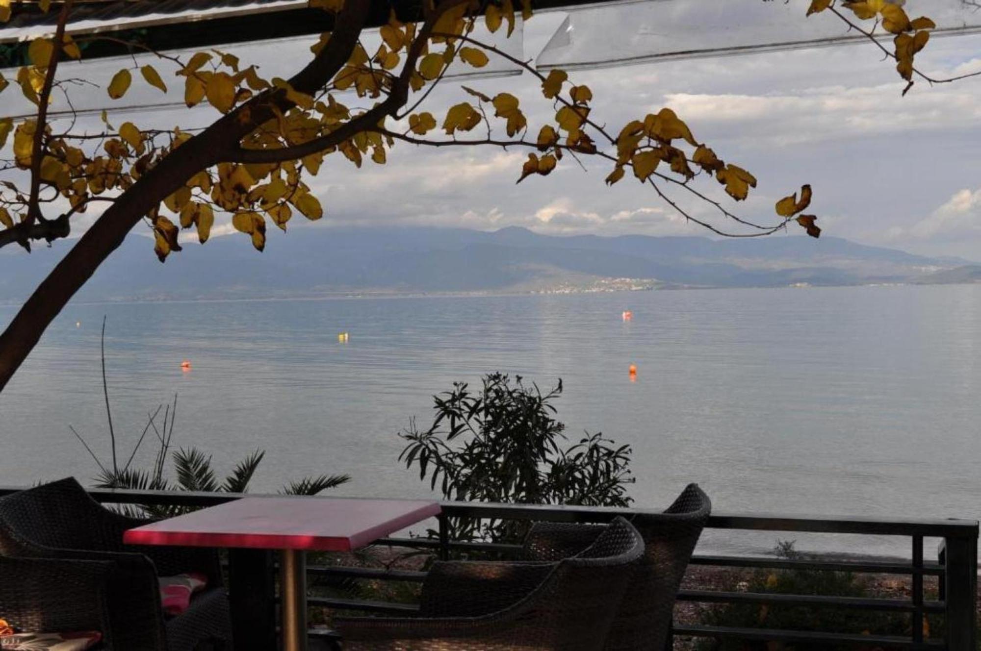 Okeania Seafront Rooms In Kamena Vourla Buitenkant foto