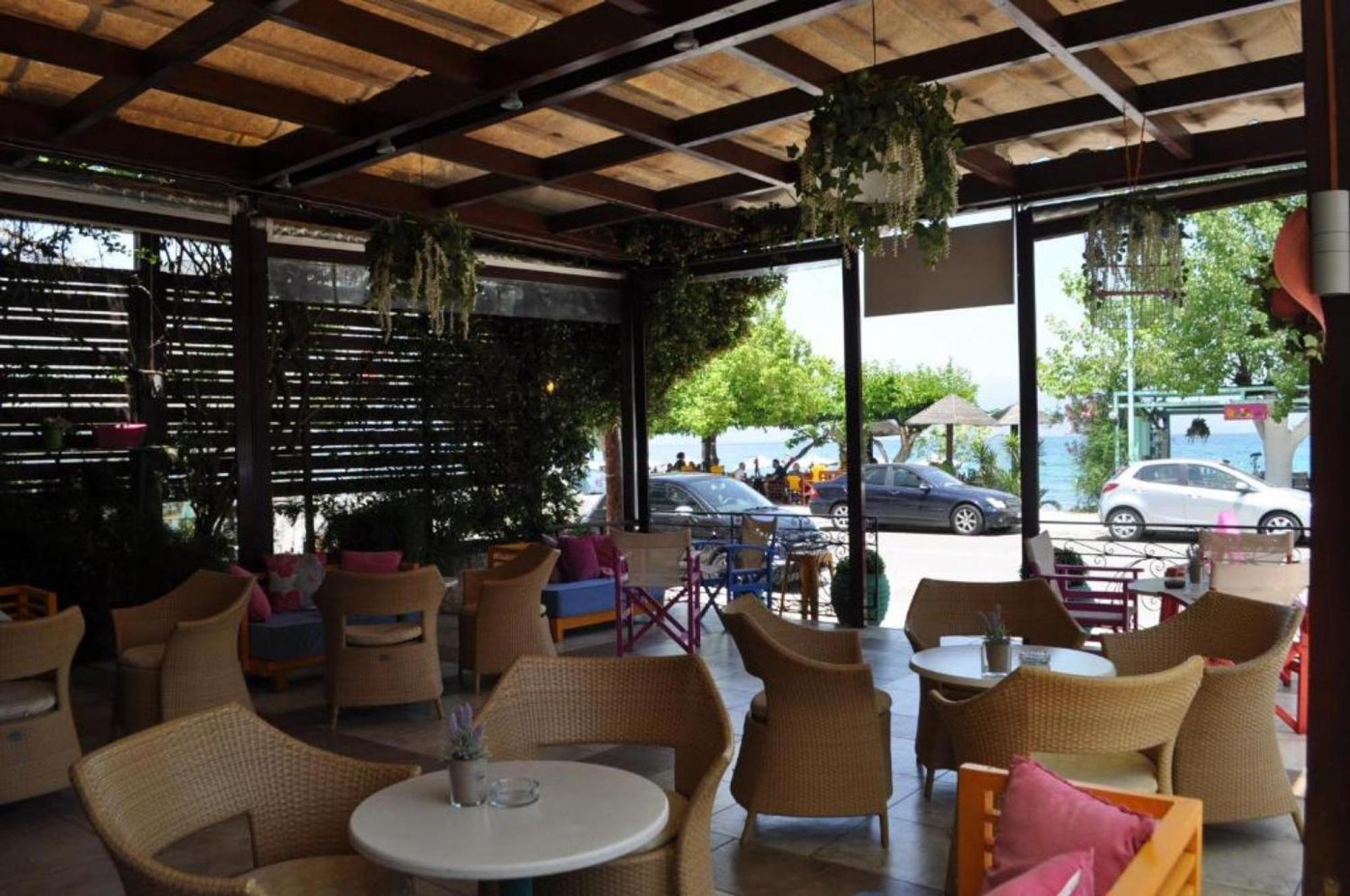 Okeania Seafront Rooms In Kamena Vourla Buitenkant foto